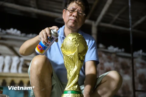 [Photo] Lò sản xuất 'cúp vàng thế giới' World Cup 2022 tại Bát Tràng