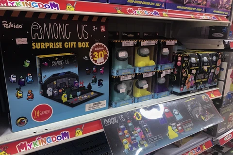 Nhiều mẫu mã đồ chơi đang được áp dụng ưu đãi giảm giá tại các cửa hàng nhân dịp Giáng sinh. (Ảnh: Việt Anh/Vietnam+)