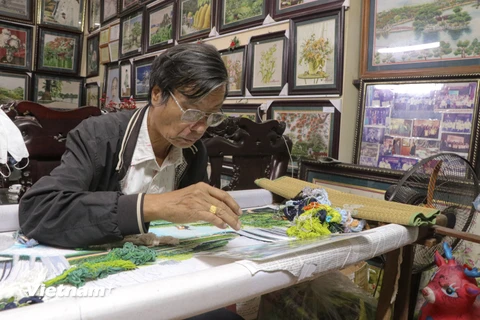 Nghệ nhân Nguyễn Xuân Dục là một trong những người có đóng góp vào sự phát triển của nghề thêu ren tay truyền thống của làng Bình Lăng. (Ảnh: Việt Anh/Vietnam+)
