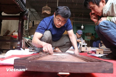 Nghệ nhân Nguyễn Đình Hải là một trong những người 'kế nghiệp' xuất sắc của làng khảm trai Chuôn Ngọ. (Ảnh: Việt Anh/Vietnam+)
