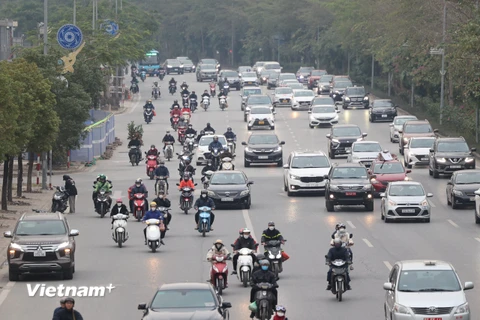 Ghi nhận vào thời điểm cuối giờ chiều ngày 19/1, lượng phương tiện đổ ra các tuyến đường tại Thủ đô bắt đầu tăng cao. (Ảnh: Minh Sơn/Vietnam+)