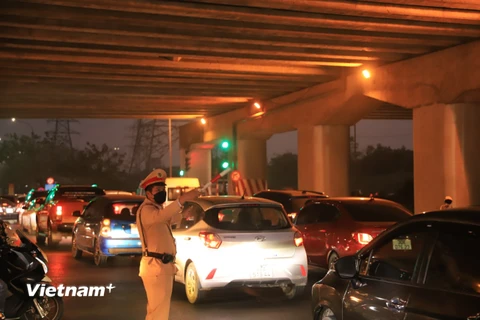 Cửa ngõ Thủ đô xuất hiện ùn tắc khi lượng xe cộ tăng cao vào chiều tối