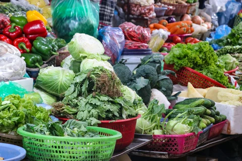 Ghi nhận tại các chợ truyền thống, rau xanh là mặt hàng tăng mạnh nhất do ảnh hưởng từ thời tiết rét đậm. (Ảnh: Việt Anh/Vietnam+)