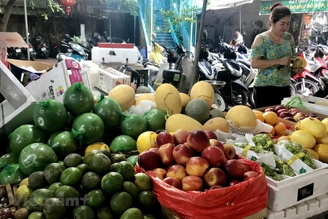 Sau lễ Rằm tháng Giêng, nhiều loại trái cây như cam sành, táo, chuối... đang có mức giá khá 'dễ chịu' tại các chợ Hà Nội. (Ảnh: Việt Anh/Vietnam+)