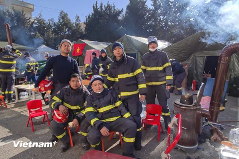 Thượng úy Lê Quang Đạo (thứ hai từ trái sang) là thành viên trẻ tuổi nhất của Đoàn công tác Bộ Công an thực hiện nhiệm vụ cứu nạn, cứu hộ tại Thổ Nhĩ Kỳ. (Ảnh: NVCC)