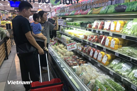 Người tiêu dùng Thủ đô có thể mua các loại rau củ quả được áp dụng mức giá phải chăng tại các hệ thống siêu thị. (Ảnh: Việt Anh/Vietnam+)