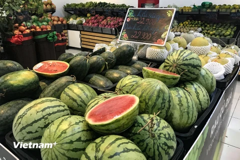 Mặt hàng hoa quả, trái cây tươi đang có mức giá 'mềm' tại các chợ và siêu thị trên địa bàn Hà Nội. (Ảnh: Việt Anh/Vietnam+)
