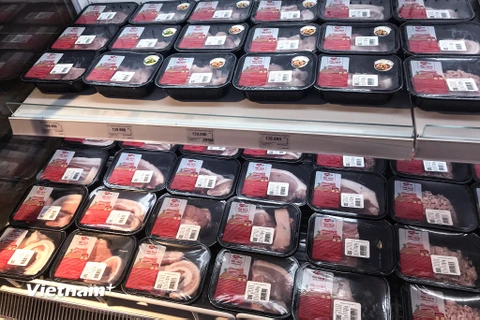 Các sản phẩm thịt lợn sạch MeatDeli tại siêu thị được giảm giá đến 20% nhằm hỗ trợ người tiêu dùng. (Ảnh: Việt Anh/Vietnam+)