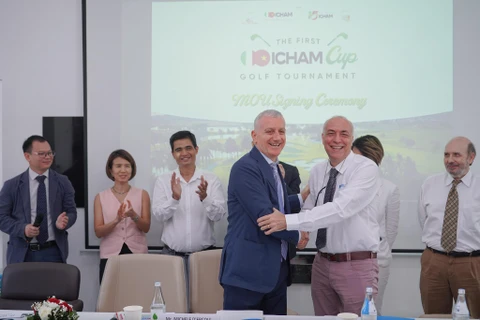 Ban tổ chức và đại diện các đơn vị tài trợ giải golf 'The First ICHAM CUP'. (Ảnh: Việt Anh/Vietnam+)