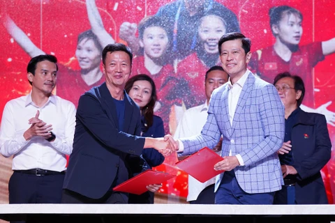 Ông Nguyễn Quốc Hưng, CEO Viewfinder ký kết với ông Neo Gim Siong Bennett, Tổng Giám Đốc Sabeco. (Ảnh: PV/Vietnam+)