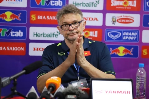 Huấn luyện viên Troussier mong muốn các cầu thủ Việt Nam sẽ được ra sân thi đấu thường xuyên tại những vòng cuối V-League 2023. (Ảnh: Việt Anh/Vietnam+)