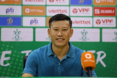 Huấn luyện viên Thạch Bảo Khanh hài lòng với chiến thắng, song khẳng định vẫn còn quá sớm để Viettel nghĩ đến các danh hiệu ở mùa giải năm nay. (Ảnh: Hoài Nam/Vietnam+)