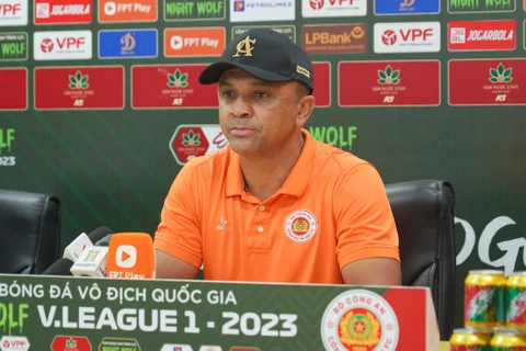 Huấn luyện viên Flavio thất vọng khi Công an Hà Nội để thua 0-2 trước Hải Phòng. (Ảnh: Việt Anh/Vietnam+)