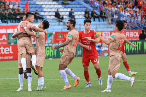 Quang Hải đóng góp một bàn từ chấm phạt đền trong chiến thắng 3-0 của Công an Hà Nội trước Viettel. (Ảnh: Việt Anh/Vietnam+)