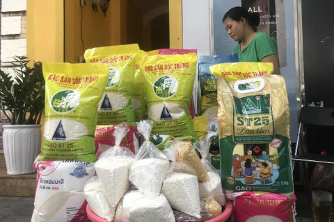 Giá gạo tại hầu hết các chợ truyền thống trên địa bàn thành phố Hà Nội đều tăng khoảng từ 10%. (Ảnh: Việt Anh/Vietnam+)