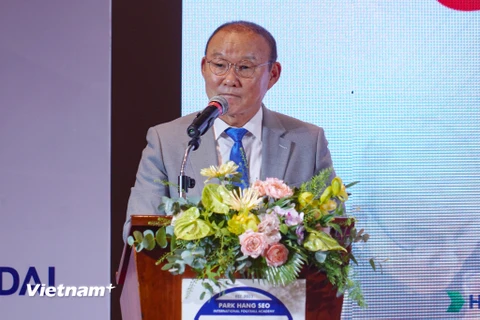 Huấn luyện viên Park Hang-seo phát biểu tại Lễ khai trương Học viện Bóng đá Quốc tế mang tên ông. (Ảnh: Việt Anh/Vietnam+)