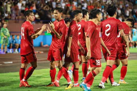Bùi Vĩ Hào (thứ hai từ trái sang) ăn mừng sau khi ghi bàn thắng duy nhất giúp U23 Việt Nam giành chiến thắng trước U23 Yemen. (Ảnh: PV/Vietnam+)