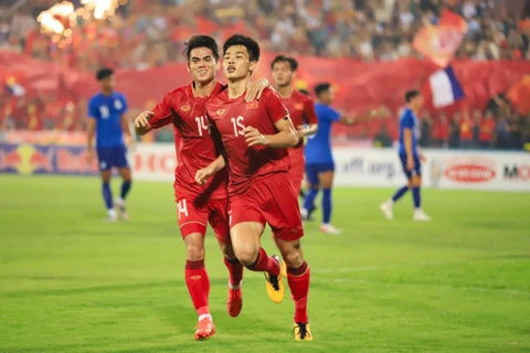 Tiền vệ Nguyễn Đình Bắc (số 15) ăn mừng sau khi mở tỷ số cho Đội tuyển U23 Việt Nam ở trận đấu với U23 Singapore. (Ảnh: PV/Vietnam+)