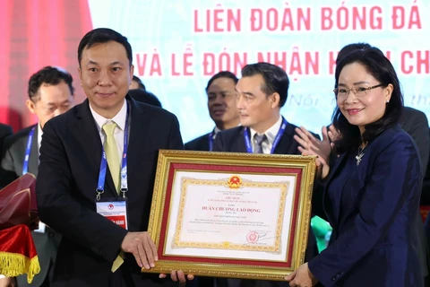 Chủ tịch Liên đoàn Bóng đá Việt Nam Trần Quốc Tuấn vinh dự đón nhận Huân chương Lao động hạng Ba. (Ảnh: VFF)