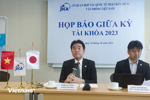 Trưởng Đại diện JICA Việt Nam Sugano Yuichi (trái) khẳng định JICA sẽ tiếp tục hỗ trợ Việt Nam phát triển cơ sở hạ tầng chất lượng cao. (Ảnh: Việt Anh/Vietnam+)
