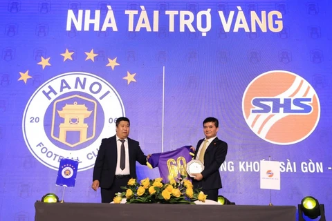 Ông Nguyễn Cảnh Thắng, Tổng giám đốc Công ty Cổ phần Thể thao Hà Nội-T&T (đơn vị chủ sở hữu Hà Nội FC) và ông Vũ Đức Tiến, Tổng giám đốc SHS (bên phải) tại Lễ công bố nhà tài trợ mùa giải 2023/24 của Hà Nội FC. (Nguồn ảnh: SHS)