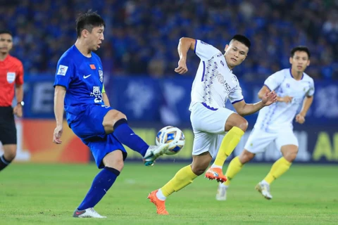 Tiền đạo Tuấn Hải (giày cam) là cầu thủ ghi bàn rút ngắn tỷ số xuống còn 1-2 cho Câu lạc bộ Hà Nội FC. (Ảnh: hanoifc)