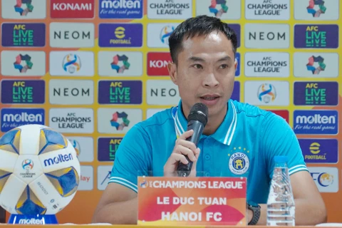 Với tinh thần lên cao sau trận thắng 2-1 trước CLB Wuhan Three Towns, Huấn luyện viên Lê Đức Tuấn cho biết Hà Nội FC đặt mục tiêu giành 1 điểm ở trận đấu với Pohang Steelers. (Ảnh: Việt Anh/Vietnam+)