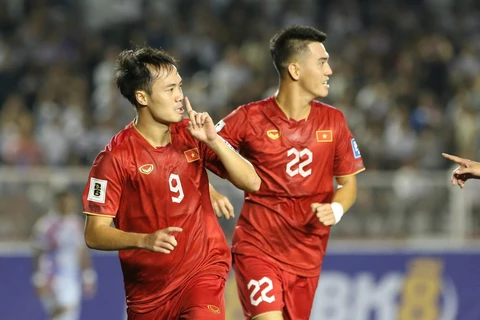 Tiền đạo Văn Toàn (số 9) ghi bàn mở tỷ số trong chiến thắng 2-0 của Đội tuyển Việt Nam trước đối thủ Philippines. (Ảnh: VFF)