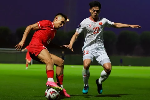 Đội tuyển Việt Nam (áo trắng) nhận thất bại 1-2 trong trận giao hữu với Đội tuyển Kyrgyzstan. (Ảnh: Liên đoàn Bóng đá Kyrgyzstan)