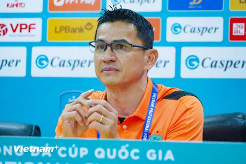 Huấn luyện viên Kiatisuk chính thức đảm nhận vị trí thuyền trưởng của Câu lạc bộ Công an Hà Nội. (Ảnh: Việt Anh/Vietnam+)