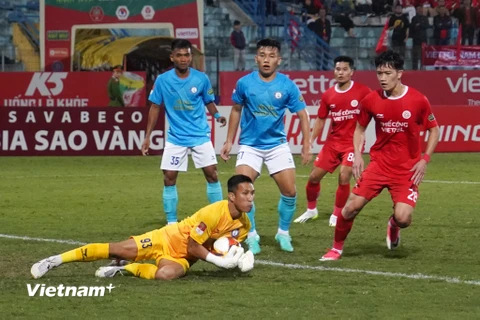 Hoàng Đức (số 28) và các đồng đội không thể giành chiến thắng trong trận đấu ra mắt của tân Huấn luyện viên Nguyễn Đức Thắng. (Ảnh: Việt Anh/Vietnam+)