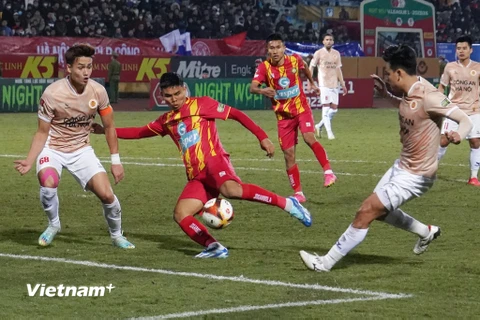Tâm điểm của vòng đấu là cuộc đọ sức giữa chủ nhà Đông Á Thanh Hóa (áo đỏ) và đương kim vô địch V-League Công an Hà Nội. (Ảnh: Việt Anh/Vietnam+)
