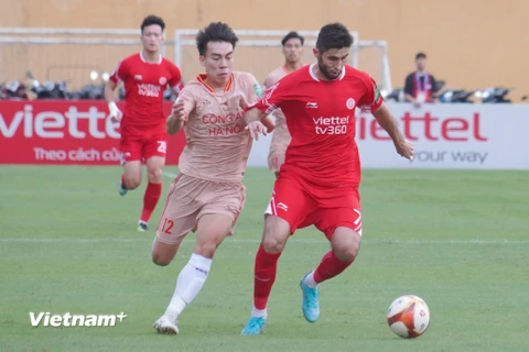 Derby Thủ đô giữa Thể Công-Viettel (áo đỏ) và Công an Hà Nội là một trong những cặp đấu đáng chú ý ở vòng 13 V-League 2023/24. (Ảnh: Việt Anh/Vietnam+)