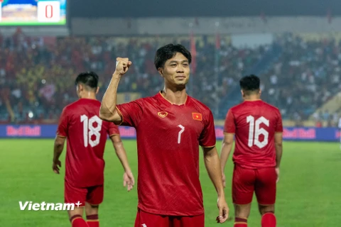 Tiền đạo Nguyễn Công Phượng (số 7) trở lại Đội tuyển Việt Nam sau khi đã vắng mặt ở hai đợt tập trung gần nhất. (Ảnh: Hoài Nam/Vietnam+)