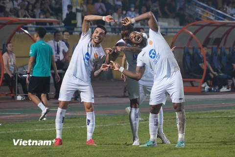 Rafaelson (ngoài cùng bên phải) ăn mừng cùng các đồng đội sau bàn thắng ấn định tỷ số 2-1 cho Thép Xanh Nam Định. (Ảnh: Việt Anh/Vietnam+)