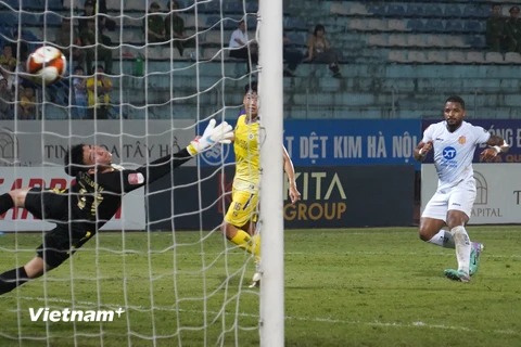 Tiền đạo ngoại binh Rafaelson (áo trắng) rực sáng với một bàn thắng và một kiến tạo, giúp Nam Định giành chiến thắng 2-1 ngay trên sân của Hà Nội FC. (Ảnh: Việt Anh/Vietnam+)