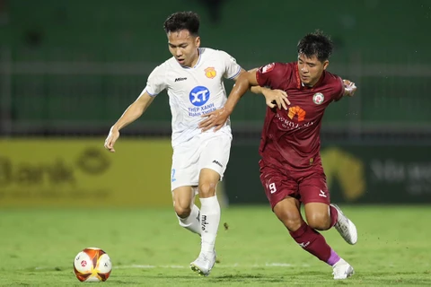Câu lạc bộ Thép Xanh Nam Định (áo trắng) có cơ hội đòi lại 'món nợ' để thua 1-2 ở lượt đi trước MerryLand Quy Nhơn Bình Định. (Ảnh: VPF)