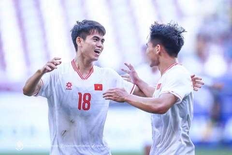 Tiền vệ Khuất Văn Khang (số 18) là một trong những 'điểm sáng' trong đội hình U23 Việt Nam tại Vòng chung kết U23 châu Á 2024. (Ảnh: VFF)