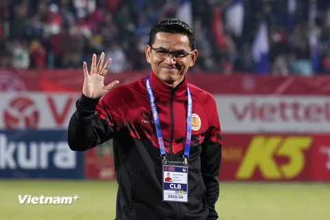 Huấn luyện viên Kiatisuk thông báo chia tay Câu lạc bộ Công an Hà Nội và trở về Thái Lan vì lý do gia đình. (Ảnh: Việt Anh/Vietnam+)