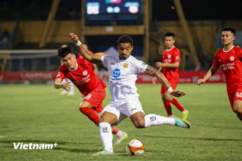 Thép Xanh Nam Định (áo trắng) nhận thất bại 1-2 trước đội chủ nhà Thể Công-Viettel. (Ảnh: Việt Anh/Vietnam+)
