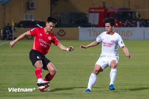 Công an Hà Nội (áo đỏ) nhận thất bại 1-2 trước Thể Công-Viettel ở vòng 21 V-League 2023/24. (Ảnh: Việt Anh/Vietnam+)