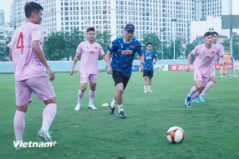 Dàn tuyển thủ Việt Nam rạng rỡ trong buổi tập đầu tiên với HLV Kim Sang-sik