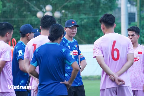 Huấn luyện viên Kim Sang-sik và các học trò đặt mục tiêu giành chiến thắng trong trận đấu với Philippines. (Ảnh: Việt Anh/Vietnam+)