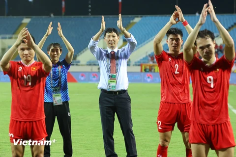 Huấn luyện viên Kim Sang-sik (giữa) mang đến những tín hiệu tích cực cho Đội tuyển Việt Nam. (Ảnh: Hoài Nam/Vietnam+)