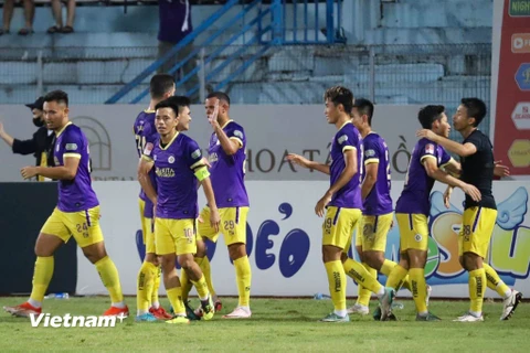 Hùng Dũng (ngoài cùng bên phải) ăn mừng cùng đồng đội sau khi ghi bàn ấn định chiến thắng 2-1 cho Hà Nội FC trước Công an Hà Nội. (Ảnh: Việt Anh/Vietnam+)