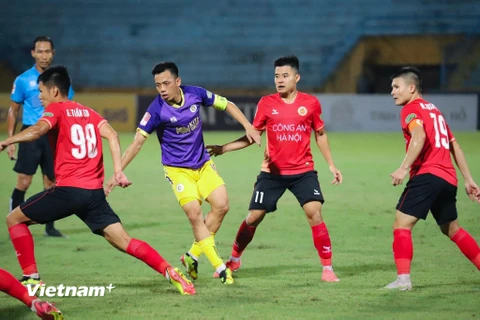 Chiến thắng của Hà Nội FC (áo tím) giúp cuộc đua đến ngôi vô địch V-League 2023-2024 thêm hấp dẫn ở những vòng đấu cuối. (Ảnh: Việt Anh/Vietnam+)