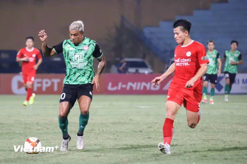 Thể Công-Viettel (áo đỏ) chấp nhận kết quả hòa 0-0 với Câu lạc bộ Thành phố Hồ Chí Minh. (Ảnh: Việt Anh/Vietnam+)