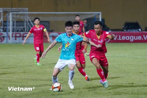 Câu lạc bộ Hồng Lĩnh Hà Tĩnh (áo xanh) vượt qua đối thủ PVF-CAND trong trận play-off trụ hạng V-League. (Ảnh: Việt Anh/Vietnam+)