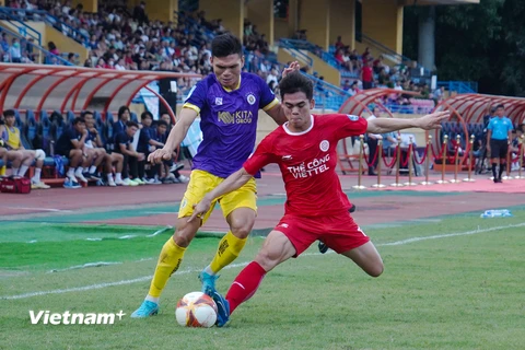 Trận "Derby Thủ đô" giữa Thể Công-Viettel (áo đỏ) và Hà Nội FC là tâm điểm ở vòng 2 V-League 2024-2025. (Ảnh: Việt Anh/Vietnam+)