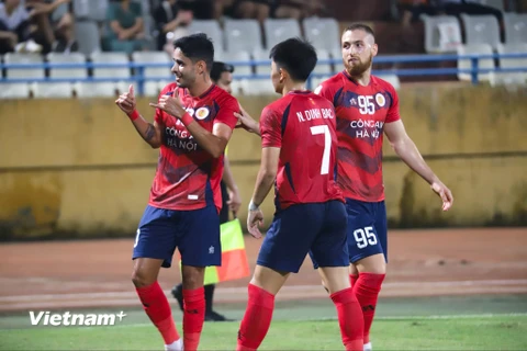 Ngoại binh Leo Artur (ngoài cùng bên trái) tỏa sáng với một cú hattrick giúp Công an Hà Nội có chiến thắng thứ hai liên tiếp ở Shopee Cup. (Ảnh: Việt Anh/Vietnam+)